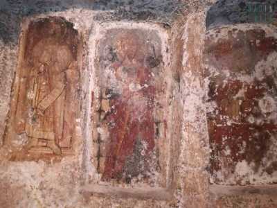 �L'ipogeo � costituito da due ambienti comunicanti - spiega lo speleologo Cosimo Mottolese -. Il primo ospita un affresco di Sant'Antonio vestito di rosso: alla sua sinistra � rappresentato il beato Umberto V e alla sua destra � disegnato San Giacomo�